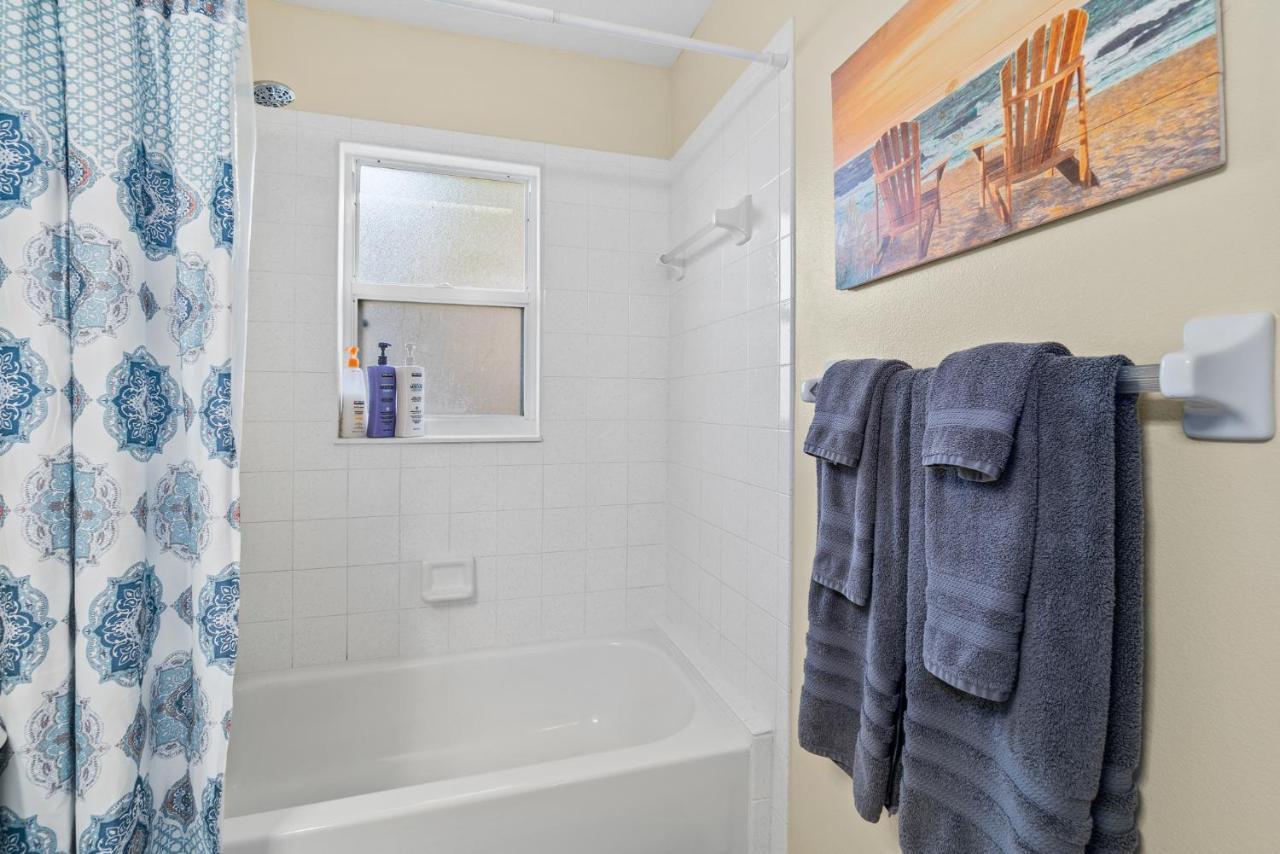 Heart Of The Waves - 3Br & 2Ba Beach Retreat - New Hot Tub - Outside Patio With Grill & Seating, Steps To Fun! Melbourne Luaran gambar